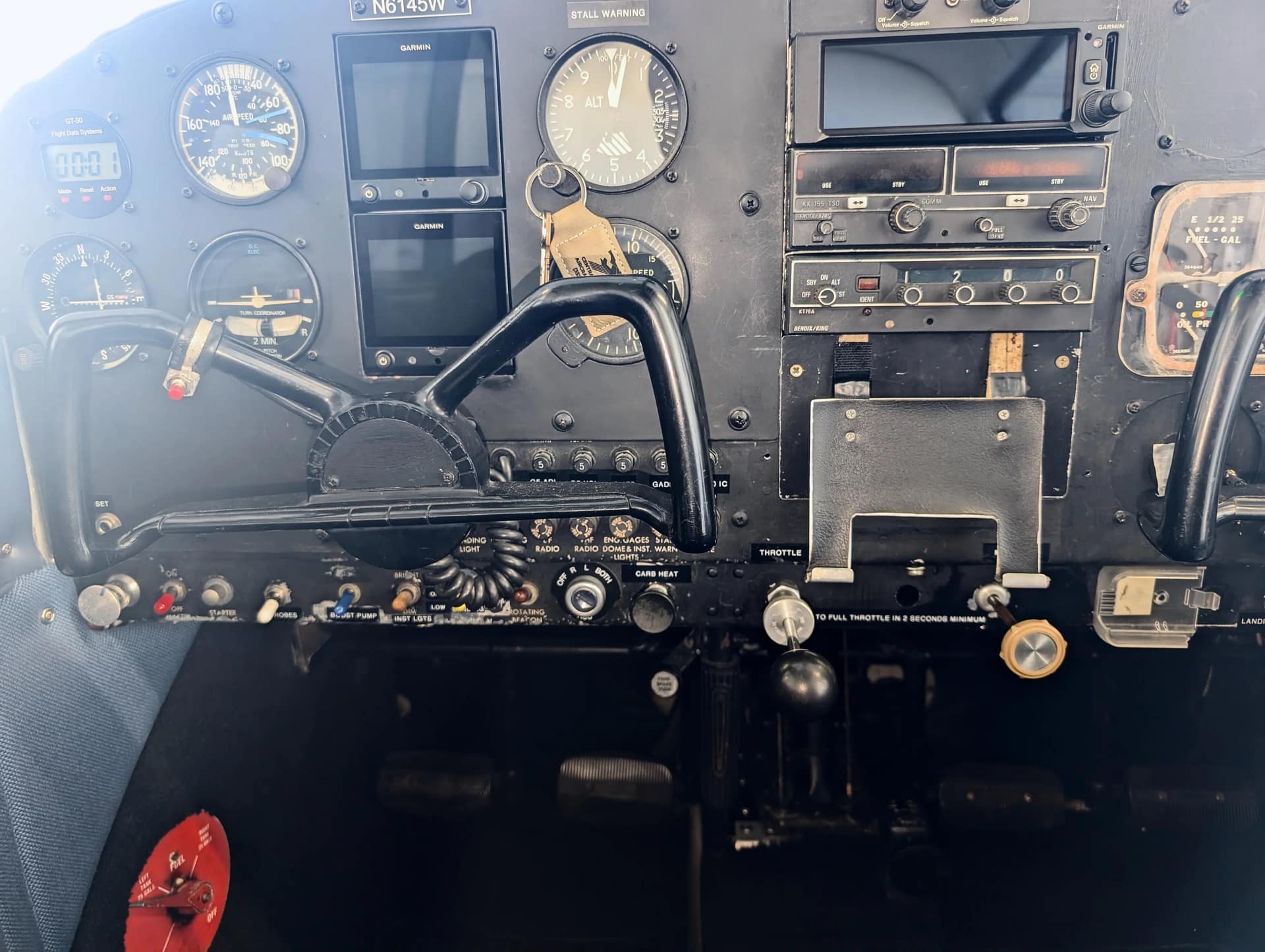 Six-pack instrument panel of the Piper Cherokee 140